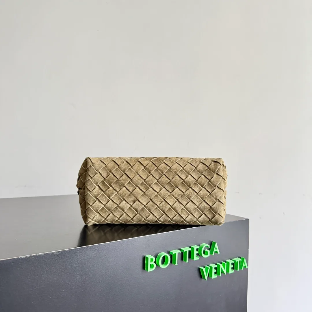 The 2023 new Andiamo batch of 1960 BV has been shipped‼ ️Really popular🔥The new Andiamo woven handbag launched by Bottega Veneta this season is really popular all over the world! ! Celebrities at home and abroad have worn it, and Oscar-winning actress Michelle Yeoh has taken it out on the street. Song Jia, Trai Yara, Yu Feihong, Sanji Ayaka, Rosie Hunting-Whiteley, Yoshioka Riho, etc. have all picked up this bag. It is classic and versatile, showing off its temperament, and the bag capacity is also large, which is very convenient for daily commuting! ! A variety of carrying methods, the shoulder straps can be adjusted by yourself, the original lambskin feels soft and delicate, and the neutral style is created to break gender boundaries and bring a more practical and longer-lasting use experience. Andiamo, which has both elegant and casual styles, perfectly interprets the true appearance of "fashionable old money style". Style number: 743568 (suede) Size: 25*22*10.5cm